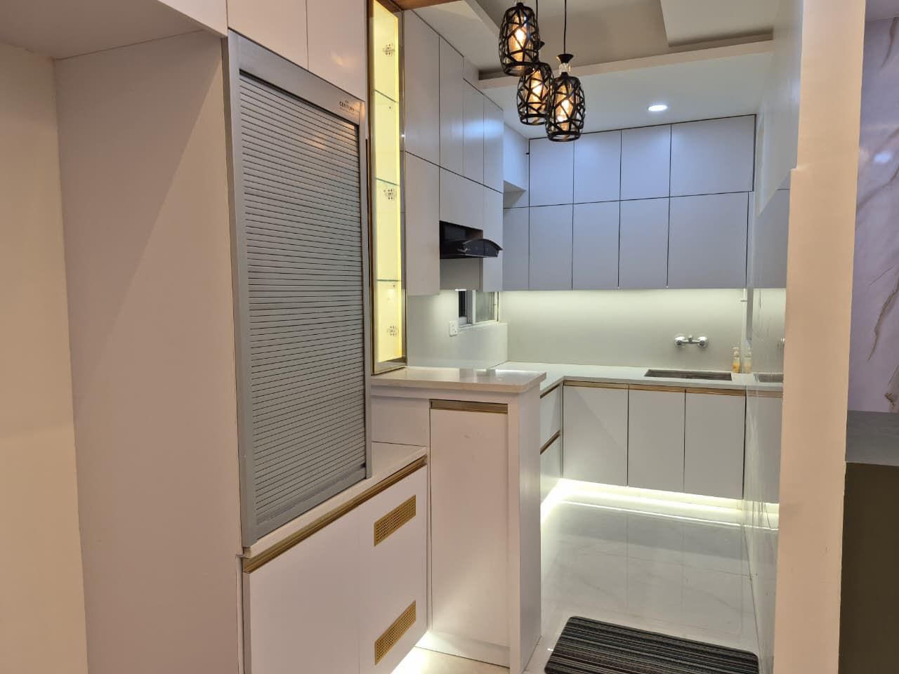 Entrance foyer with marble-effect cladding, shoe console and slatted screen